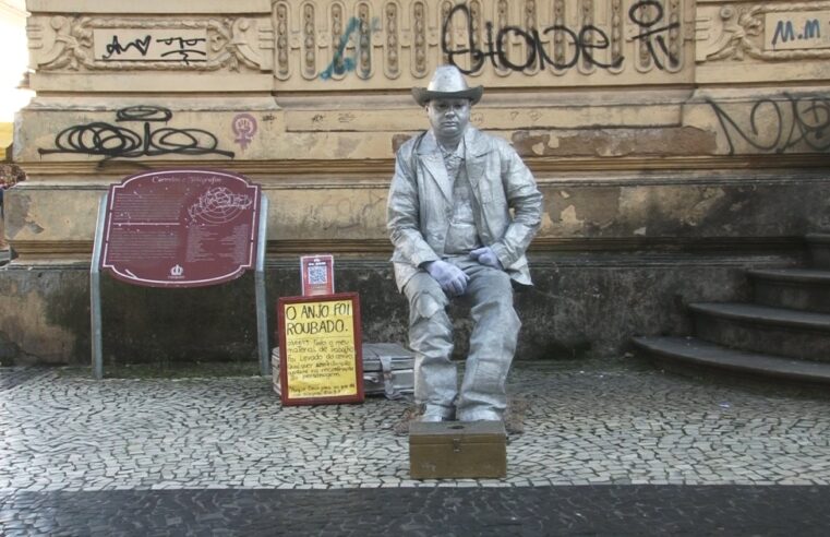 Artista de rua pede ajuda da população petropolitana após ser furtado