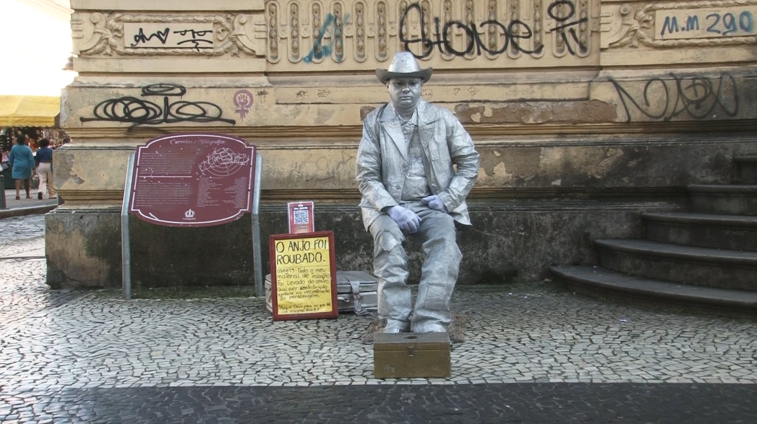 Artista de rua pede ajuda da população petropolitana após ser furtado