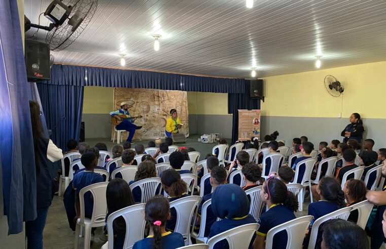 Escolas da rede municipal ganham livros sobre Santos Dumont