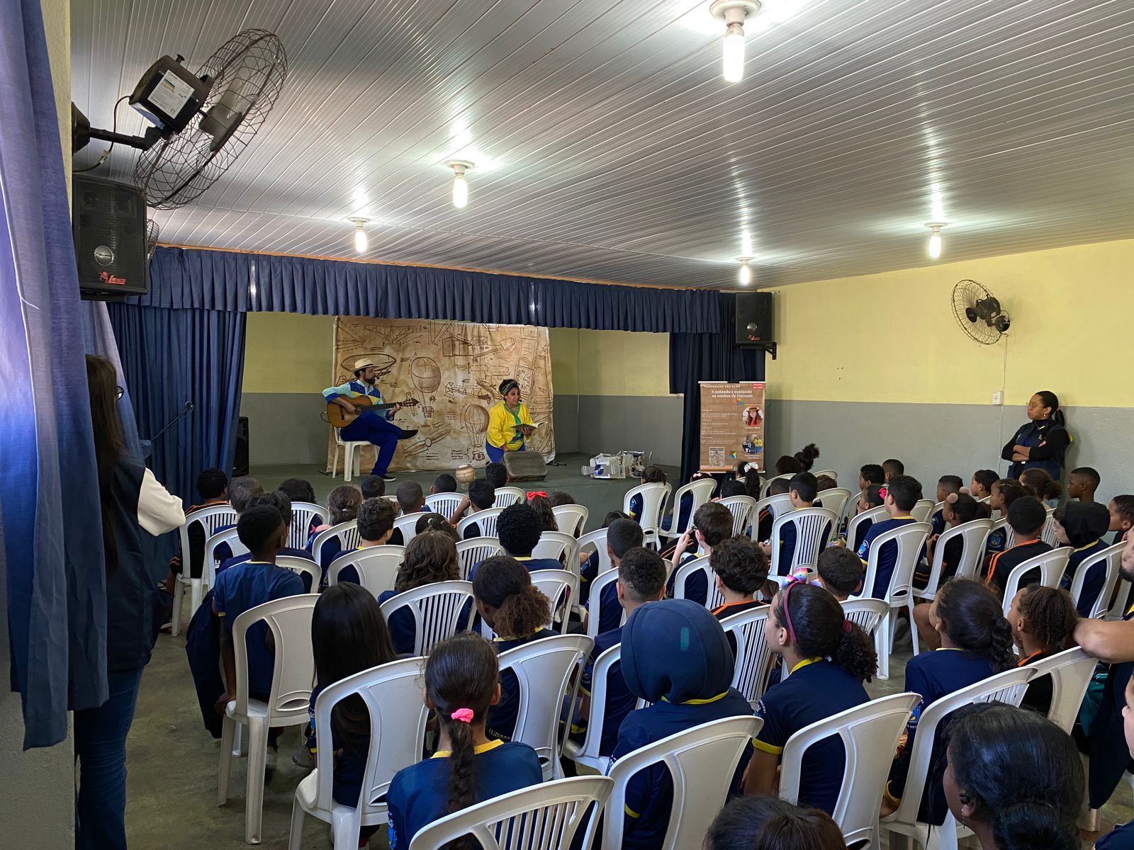 Escolas da rede municipal ganham livros sobre Santos Dumont