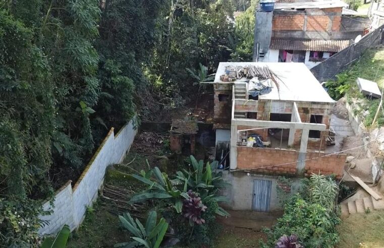 Polícia Ambiental identifica construção irregular a menos de um metro de corpo hídrico em Teresópolis