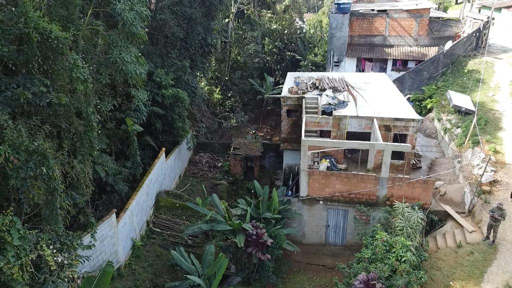 Polícia Ambiental identifica construção irregular a menos de um metro de corpo hídrico em Teresópolis
