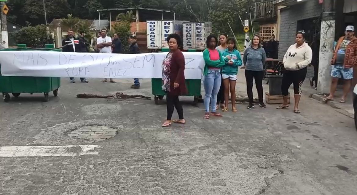 Moradores do Duarte da Silveira realizam manifestação contra a Enel neste domingo