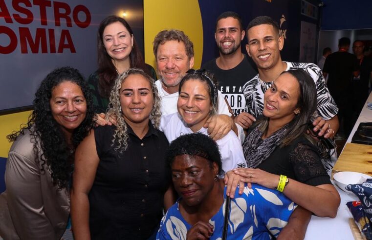 Cozinheiras e cozinheiros de escolas estaduais visitam Rio Gastronomia e assistem a aula do chef Claude Troigros