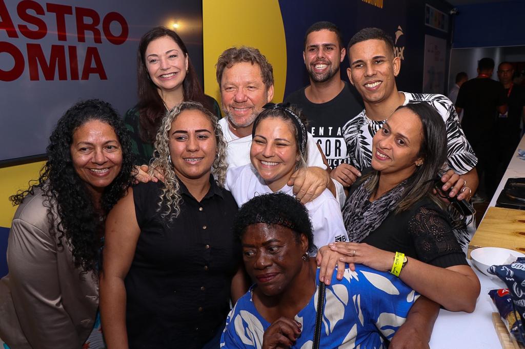Cozinheiras e cozinheiros de escolas estaduais visitam Rio Gastronomia e assistem a aula do chef Claude Troigros