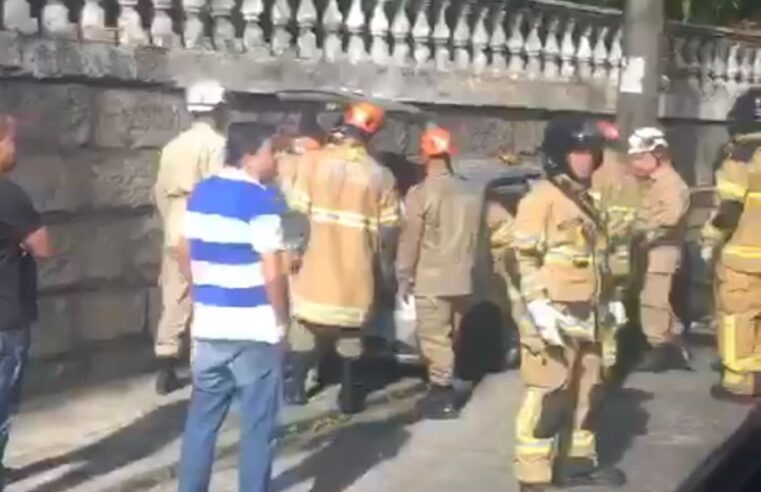 Carro colide contra poste na manhã desta segunda-feira em Petrópolis