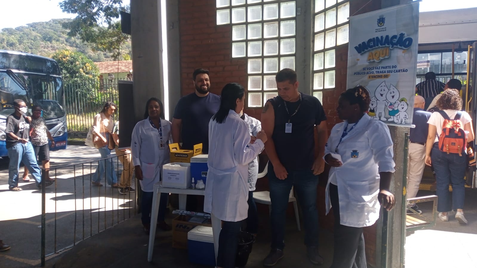 Vacinação bivalente contra a covid-19 e gripe começa nos terminais rodoviários