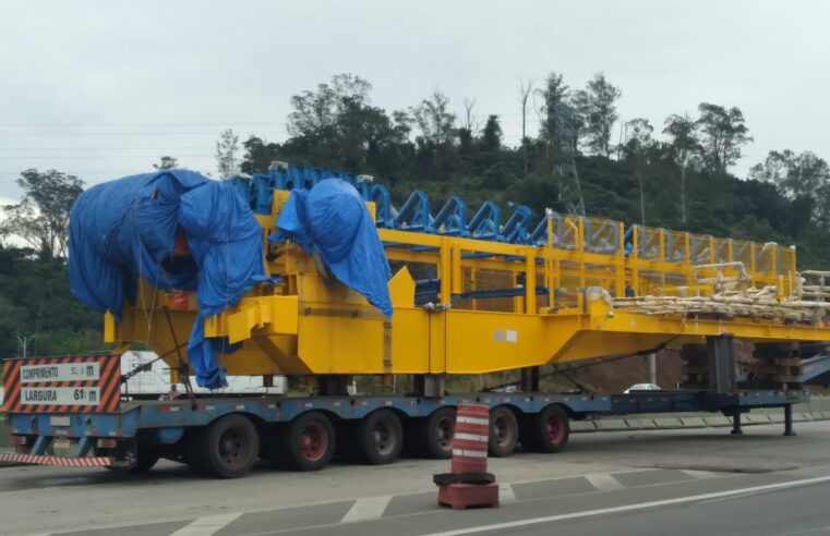 Carretas de grande porte interditarão descida da Serra de Petrópolis na virada de terça para quarta-feira (23)