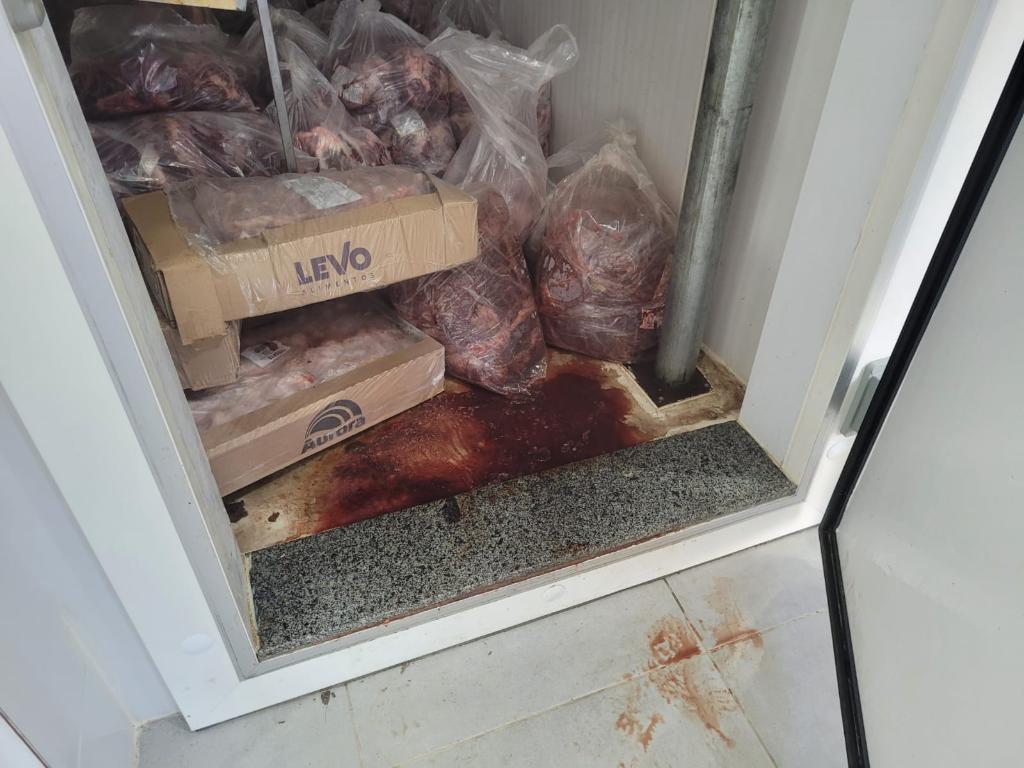 MPRJ apreende arma e 640 quilos de carne imprópria durante buscas em frigorífico em Nova Friburgo