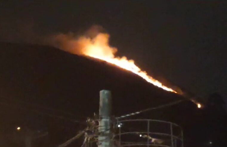Queimada é registrada no Quissamã, em Petrópolis, na noite de quinta-feira (24)