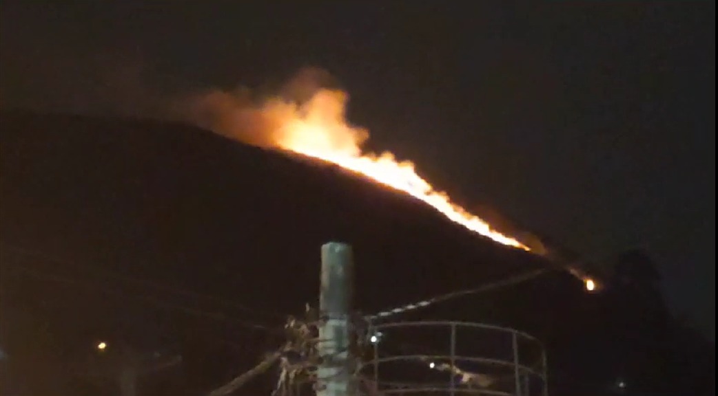 Queimada é registrada no Quissamã, em Petrópolis, na noite de quinta-feira (24)