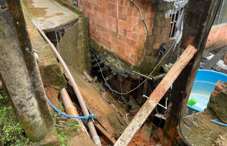 Passarela de pedestres que fica na localidade conhecida como Morro do Veludo desaba após a chuva registrada no último sábado