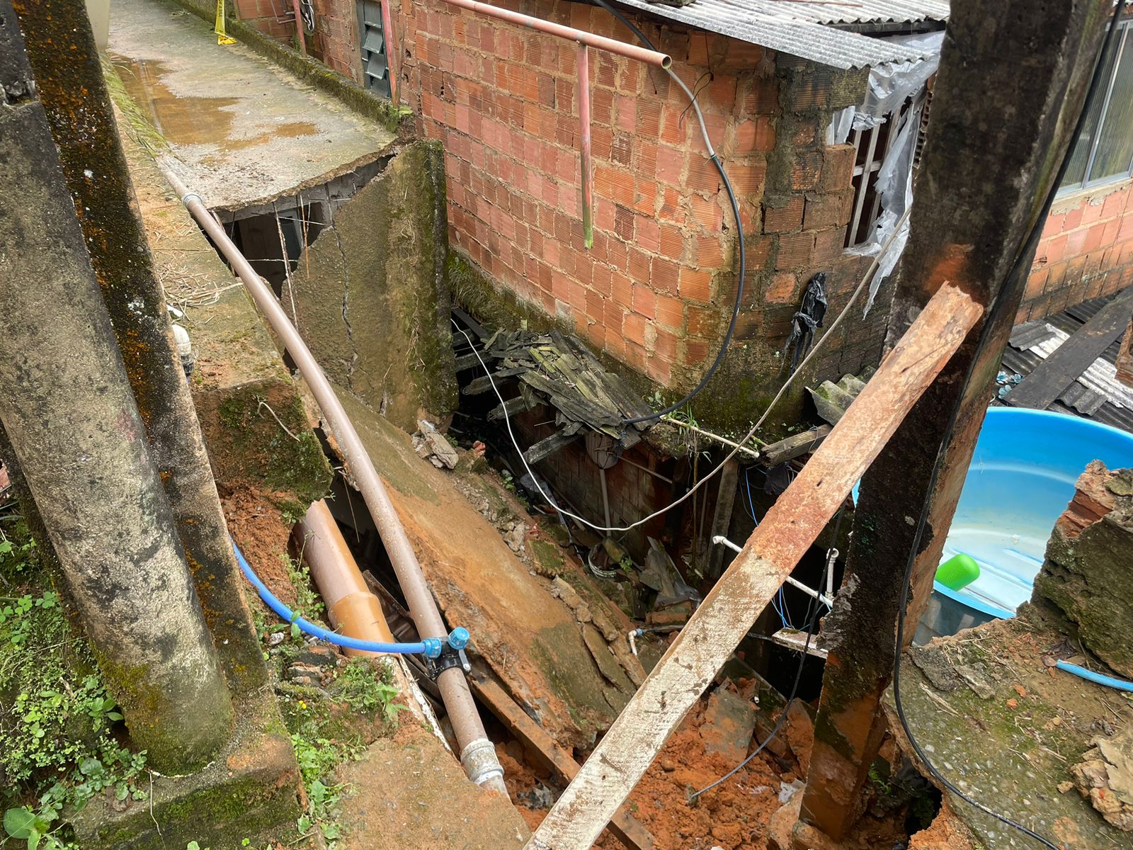 Passarela de pedestres que fica na localidade conhecida como Morro do Veludo desaba após a chuva registrada no último sábado