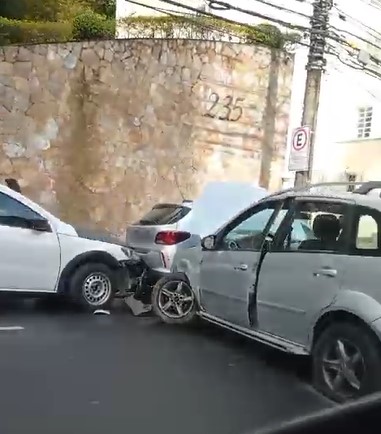 Acidente é registrado na Rua Dr. Nelson de Sá Earp, em Petrópolis