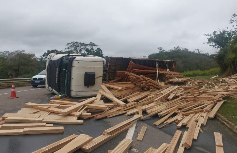 Carreta tomba na BR116 causando interdição parcial em Sapucaia