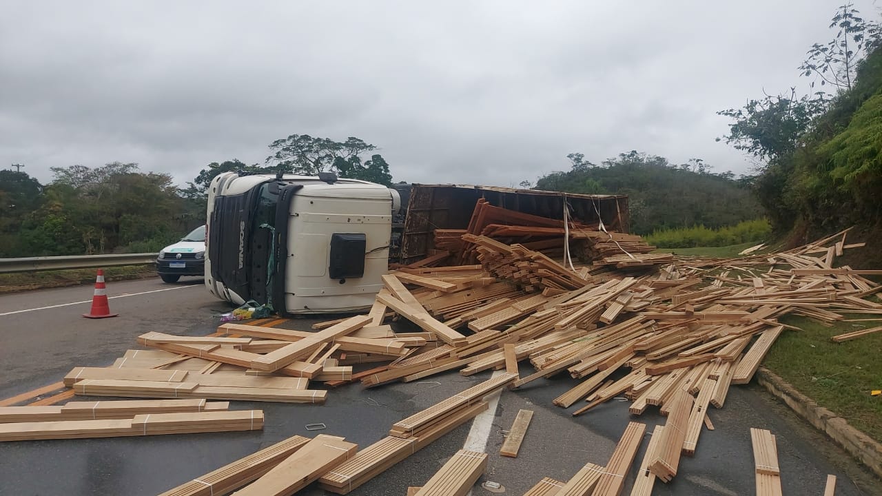 Carreta tomba na BR116 causando interdição parcial em Sapucaia