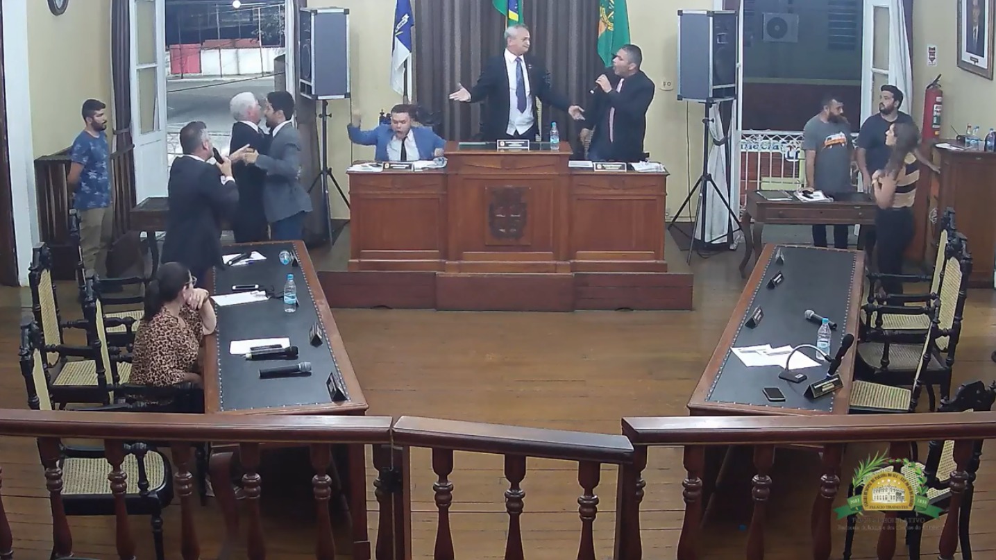 Votação de projeto sobre subsídios as empresas de transporte público em Paraíba do Sul termina em confusão