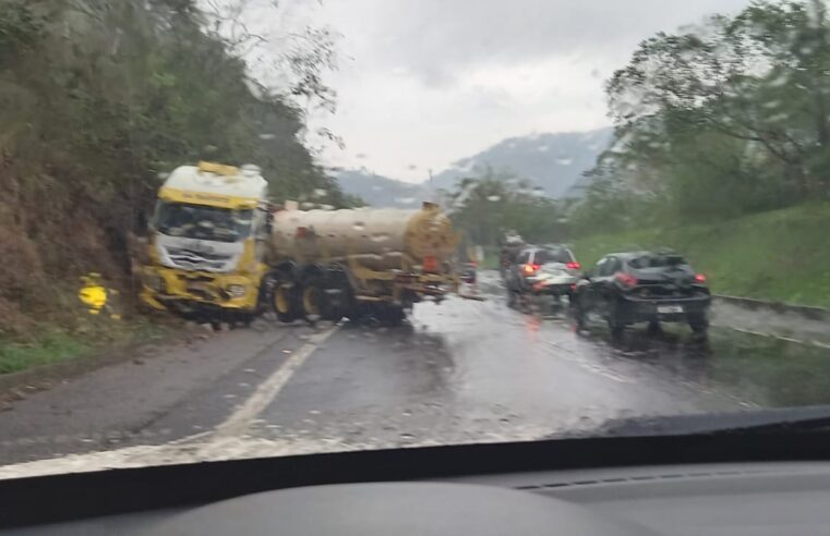 Caminhão colide contra barranco na descida da Serra de Petrópolis