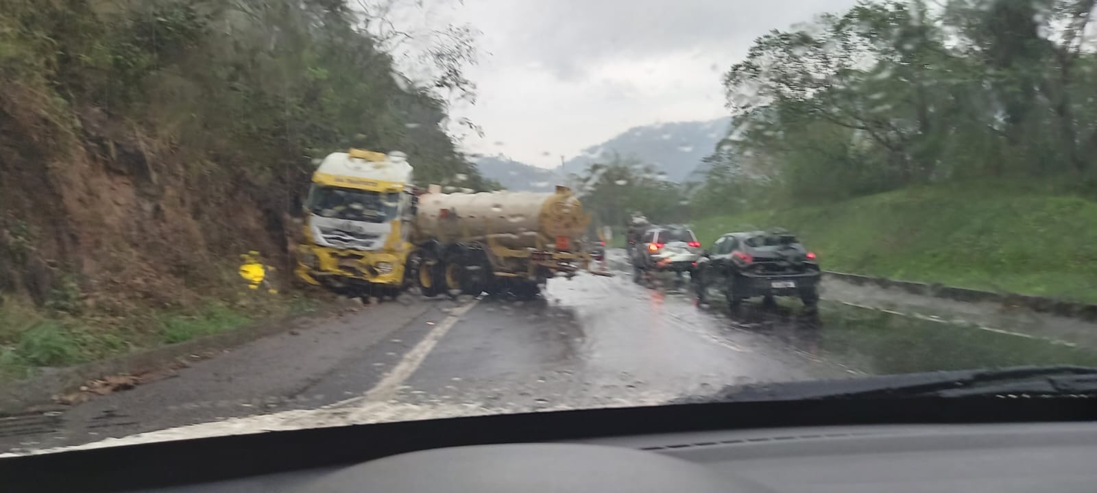 Caminhão colide contra barranco na descida da Serra de Petrópolis