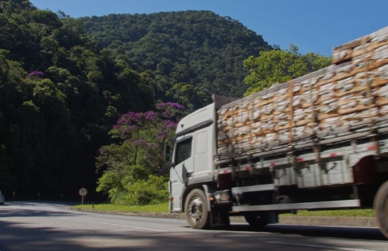 Carreta de grande porte interditará descida da Serra de Petrópolis na madrugada desta quinta-feira (03)