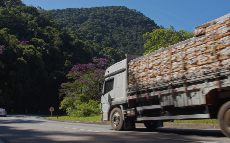 Carreta de grande porte interditará descida da Serra de Petrópolis na madrugada desta quinta-feira (03)