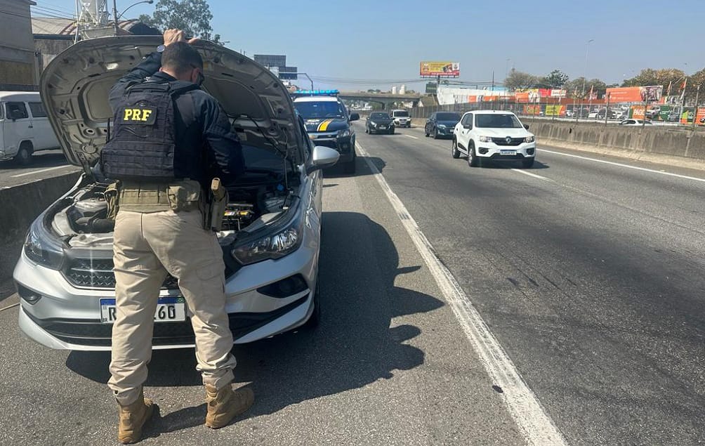 Motorista de aplicativo é preso na Baixada Fluminense com carro roubado