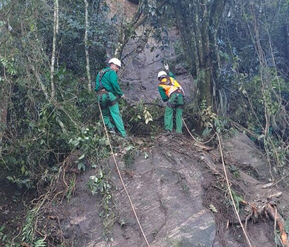 Geotécnicos removem fragmentos em encosta próximo ao Mirante do Cristo em Petrópolis