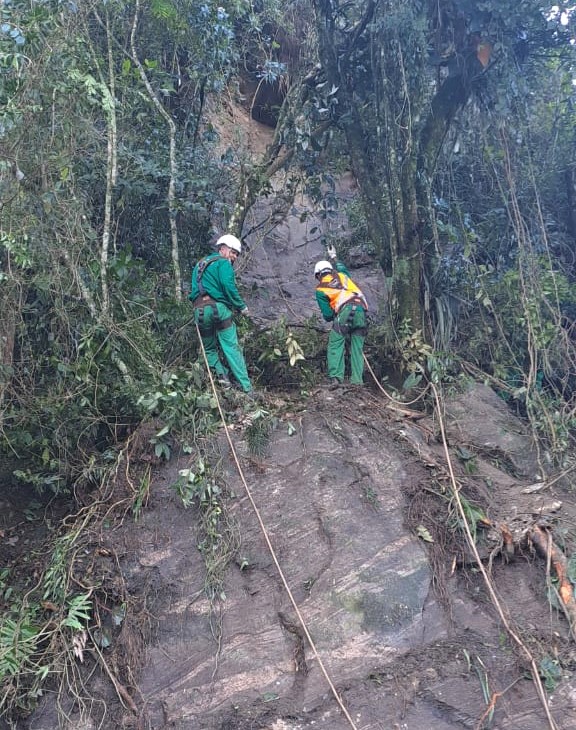 Geotécnicos removem fragmentos em encosta próximo ao Mirante do Cristo em Petrópolis