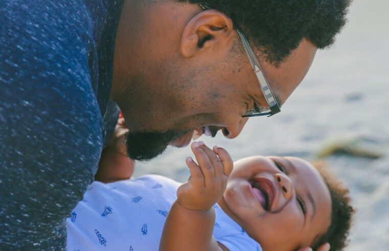 Pesquisa mostra como paternidade desafia homens negros
