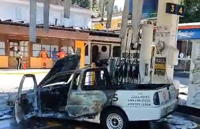 Carro pega fogo em posto de combustíveis, em Petrópolis