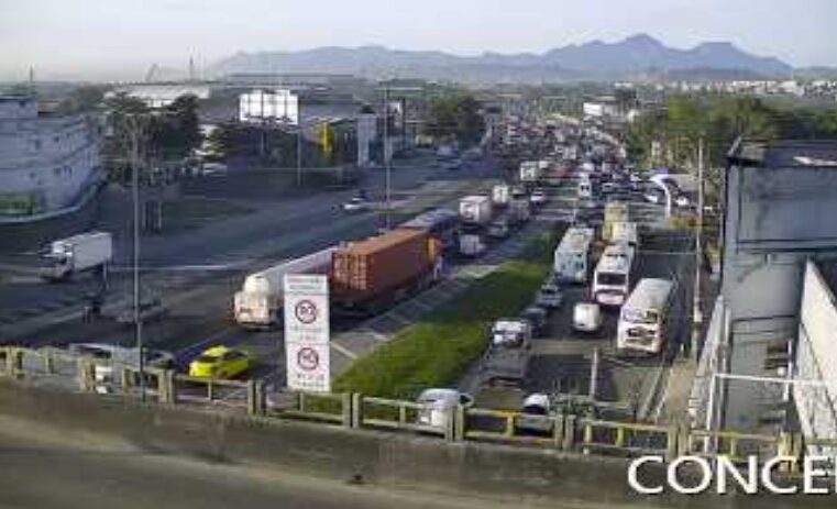 Acidentes deixam trânsito lento em direção ao Rio de Janeiro