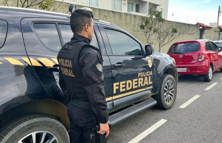 PF prende em flagrante fraudadora do INSS, na Ilha do Governador, no Rio