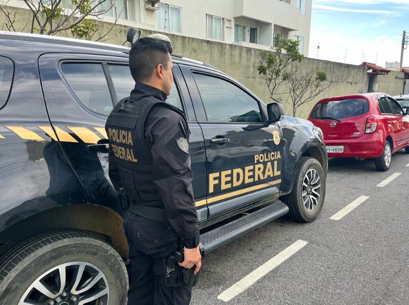 PF prende em flagrante fraudadora do INSS, na Ilha do Governador, no Rio