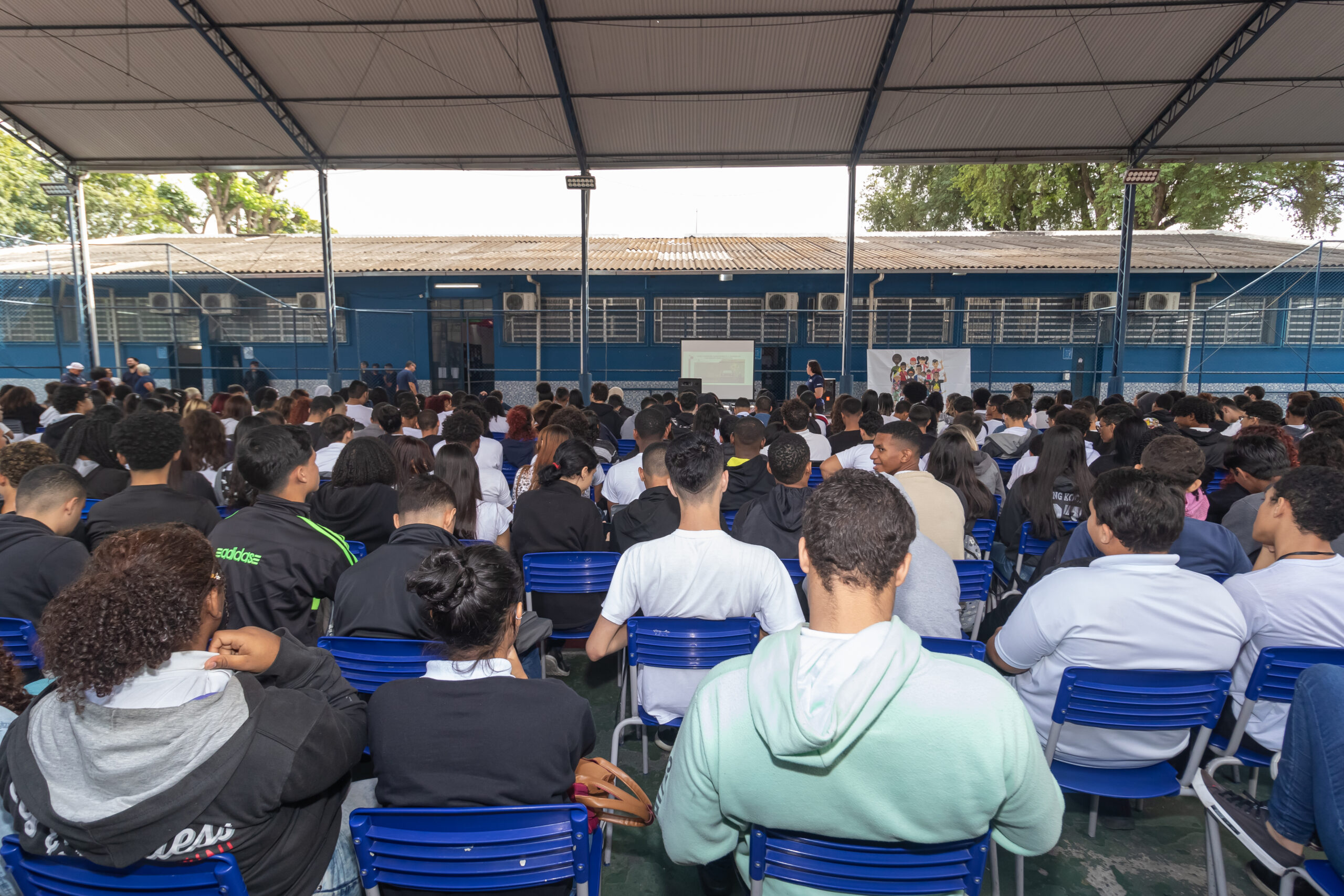 Óculos que simula embriaguez ensina alunos da rede estadual sobre os riscos de dirigir alcoolizado
