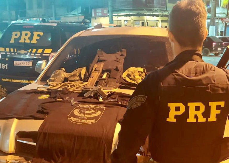 Arma de fogo e outros materiais são apreendidos em Duque de Caxias-RJ
