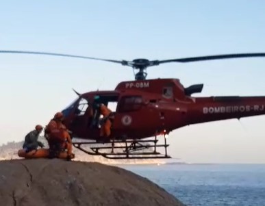 Equipes do Corpo de Bombeiros do Rio de Janeiro acionados para resgate no costão da Praia Vermelha