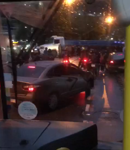 Carreta quebra e causa grande congestionamento na Avenida Barão do Branco