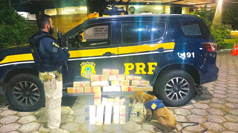 PRF apreende droga em ônibus de viagem na Dutra (BR-116)