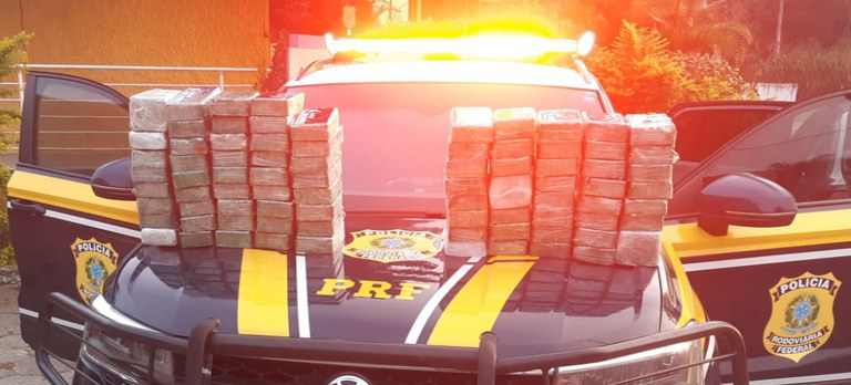 Homem é preso com mais de 85 quilos de pasta base de cocaína na Dutra