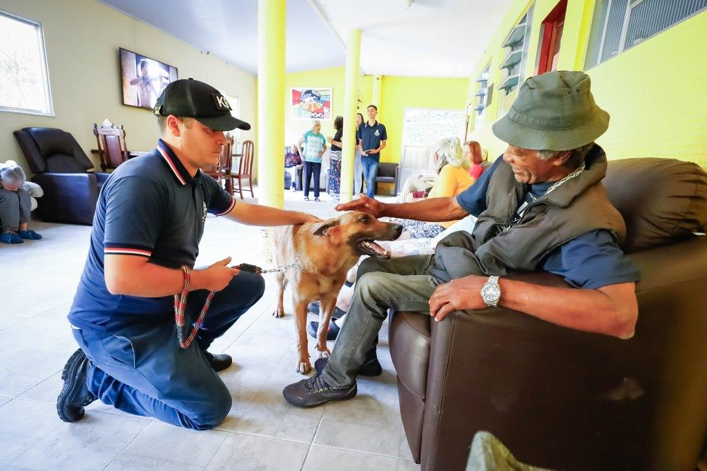 Cinoterapia: Idosos recebem visita da Cia de Cães K9 da Guarda Civil Municipal