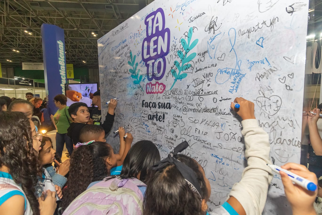 20 mil alunos de todo o estado celebraram a literatura na Bienal do Livro