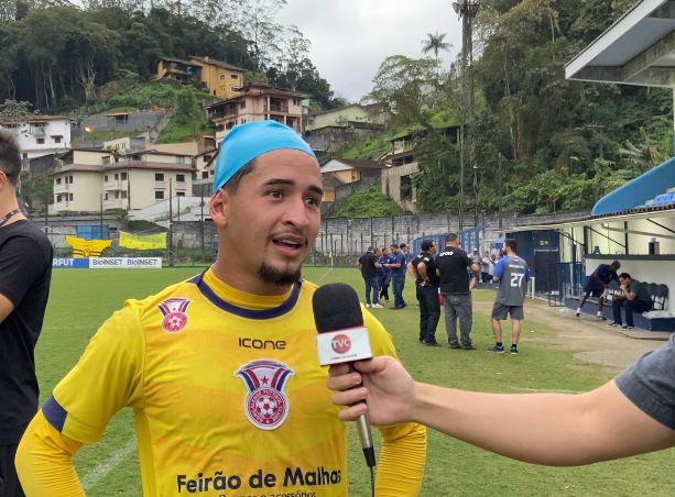 Petrópolis FC vence clássico quente, repleto de cartões
