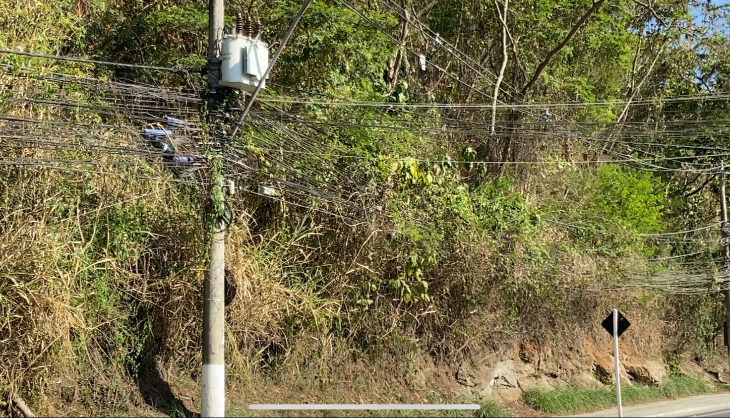 Falta de manutenção de ambiente público em Itaipava