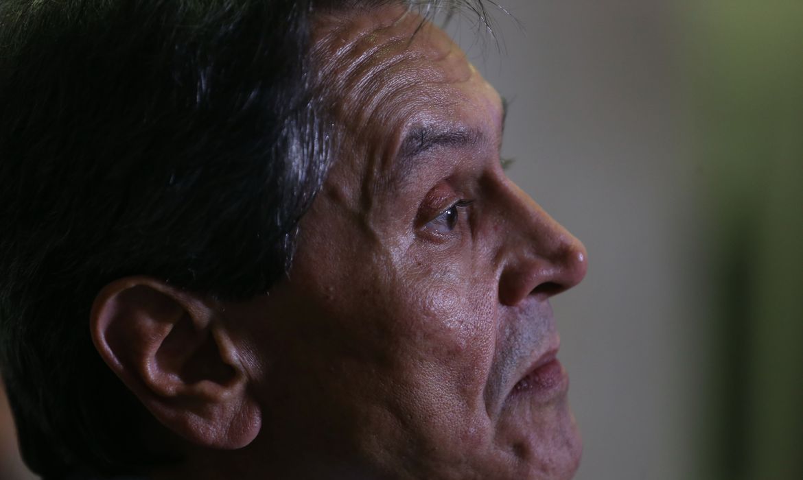 Policial federal pede indenização por ter sido ferida por Roberto Jefferson