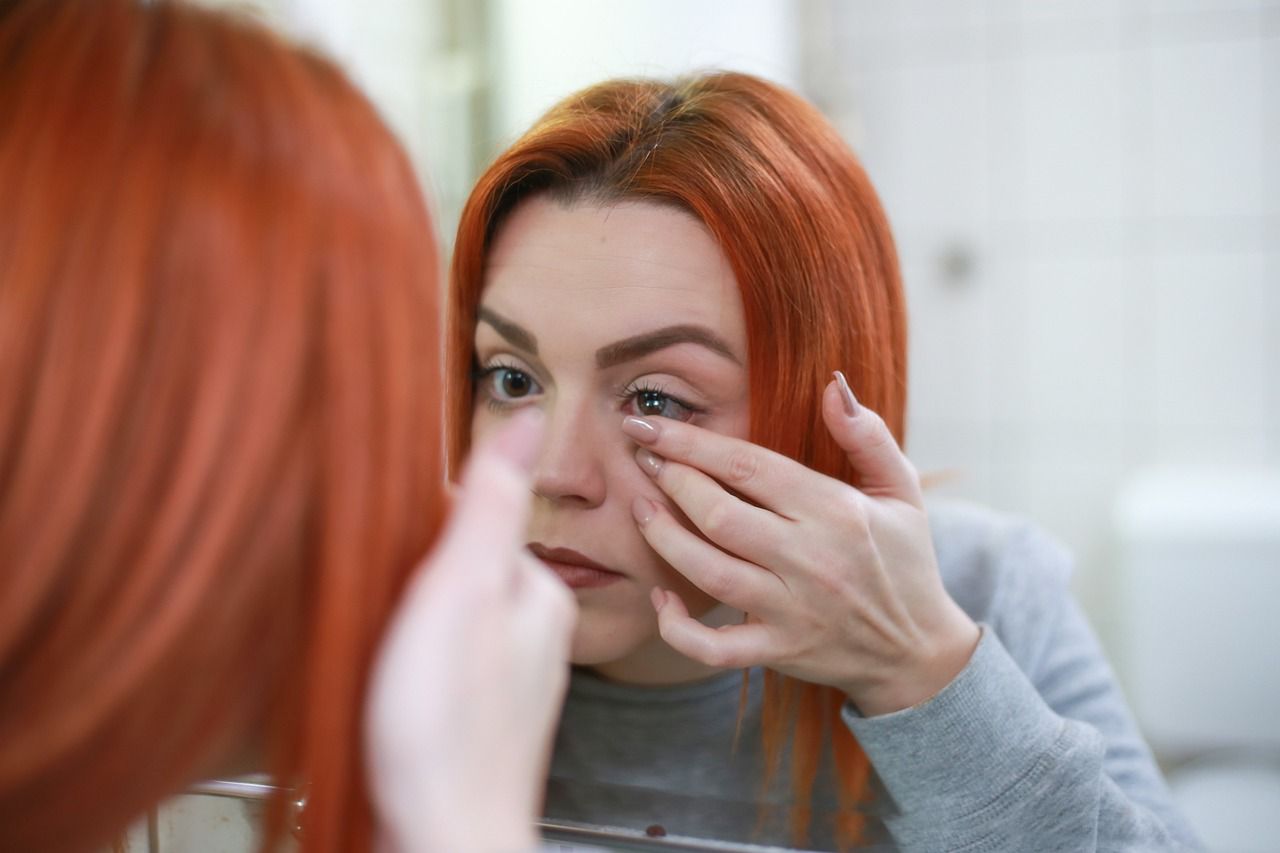 Setembro Safira chama a atenção sobre a importância de cuidados ao usar lentes de contato