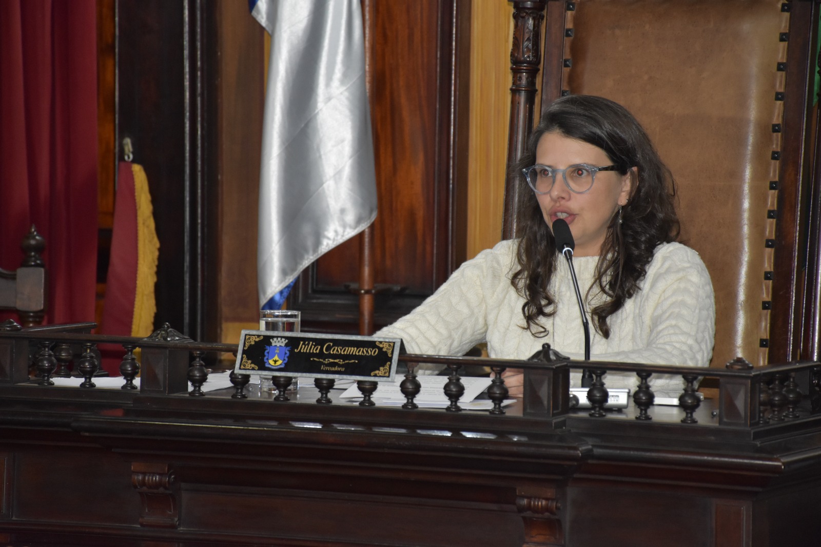 VEREADORA JÚLIA REQUISITA INFORMAÇÕES SOBRE SITUAÇÃO DO MAMÓGRAFO EM PETRÓPOLIS