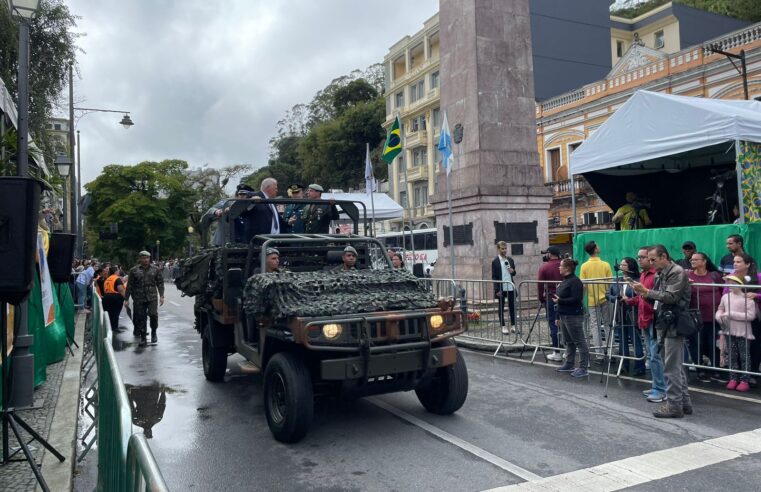 Mais de cinco mil pessoas prestigiam o desfile cívico pela Independência do Brasil em Petrópolis