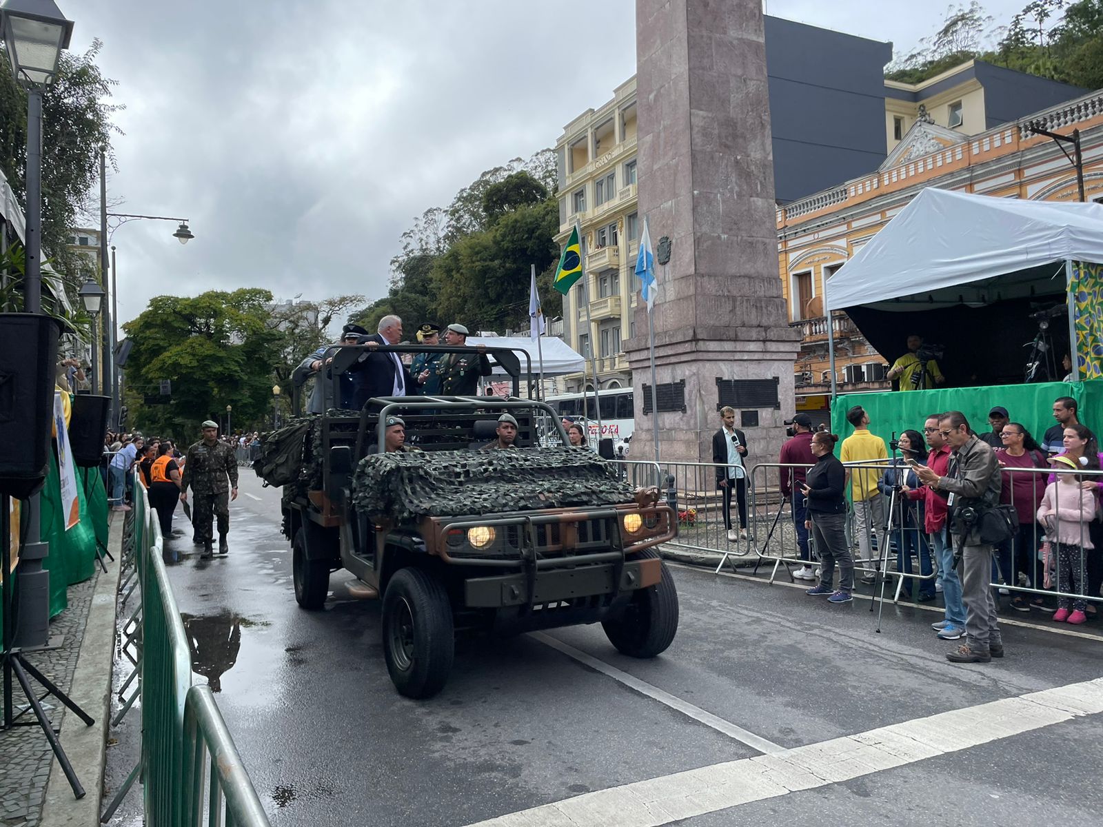 Mais de cinco mil pessoas prestigiam o desfile cívico pela Independência do Brasil em Petrópolis