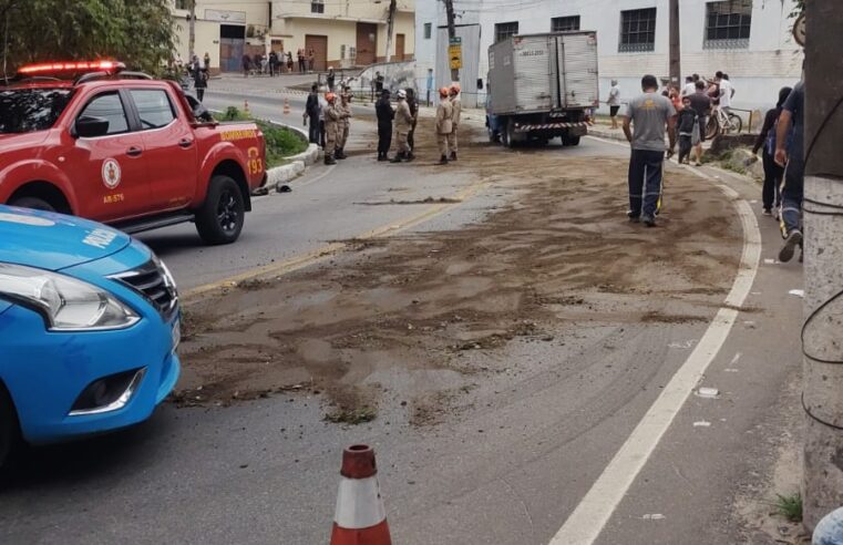 Acidente deixa duas vítimas e interdita Estrada União e Indústria em Petrópolis