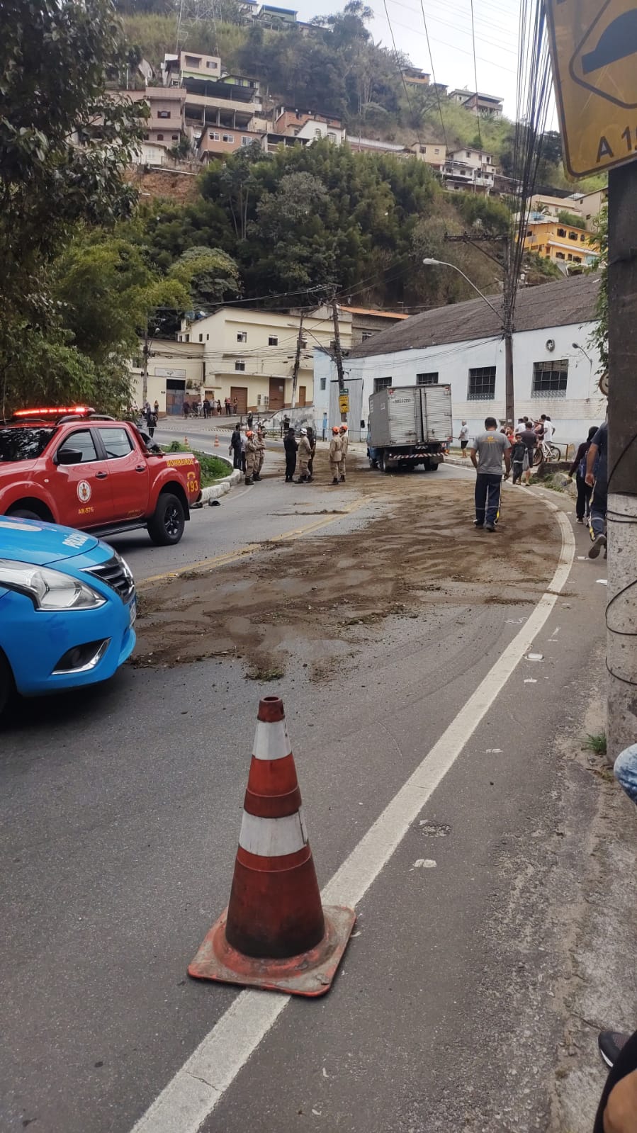 Acidente deixa duas vítimas e interdita Estrada União e Indústria em Petrópolis